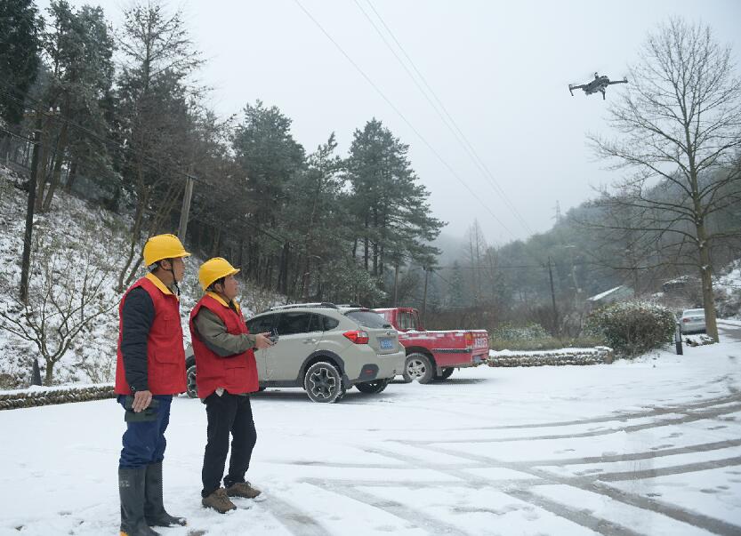 國(guó)網(wǎng)余姚市供電公司四明山區(qū)雪天無人機(jī)特巡