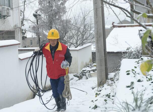 國網(wǎng)余姚市供電公司四明山風雪裝表人