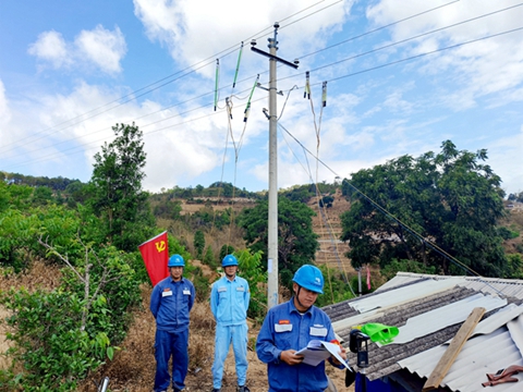 鳳慶供電局營(yíng)盤供電所黨員突擊隊(duì)奮力搶修保光明