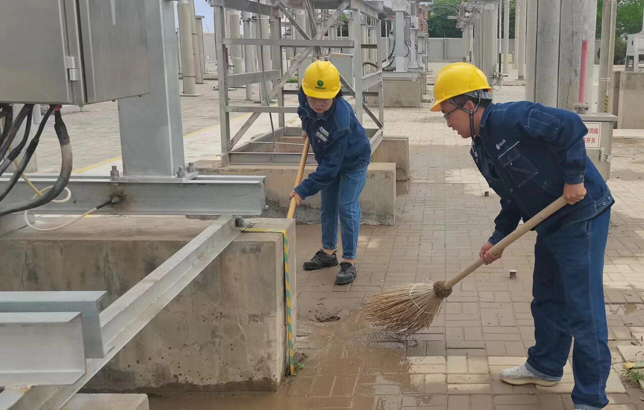 戈壁有雨，阿電人全力出擊保供電