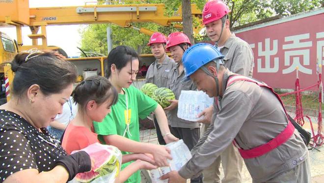 四川什邡：電力工人高溫保電忙，社區(qū)群眾熱情慰問表感謝