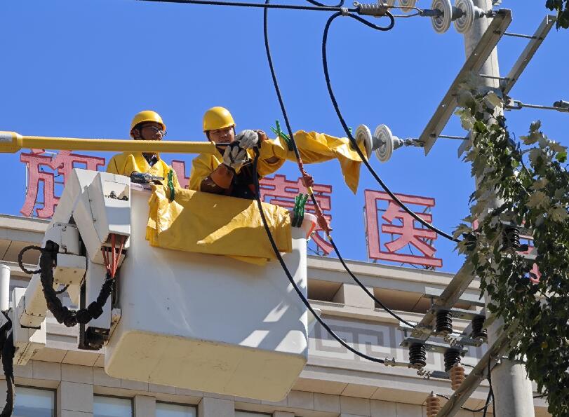 阿拉善供電公司迎夏峰帶電消缺，保醫(yī)電“汗”衛(wèi)民生