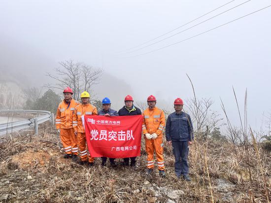 廣西崇左供電局應(yīng)急特勤隊馳援桂林抗冰保供電